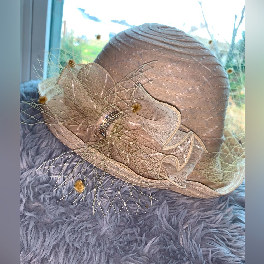 Women’s Beige Hat with Removable Accessory Simple Yet Elegant and Lightweight